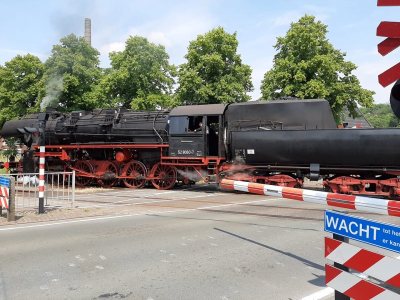 Een stoomtrein passeert het station van Winschoten (Foto: Janke Gretha Everts)