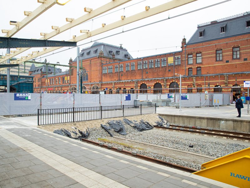 Het station van Groningen waar de werkzaamheden duidelijk op te merken zijn. (Foto:  ProRail / Stefan Verkerk)