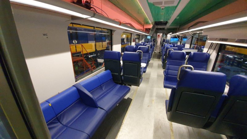 De tweede klas coupe van de testtrein met een loungebank (Foto: Hildebrand van Kuijeren/Treinreiziger.nl)