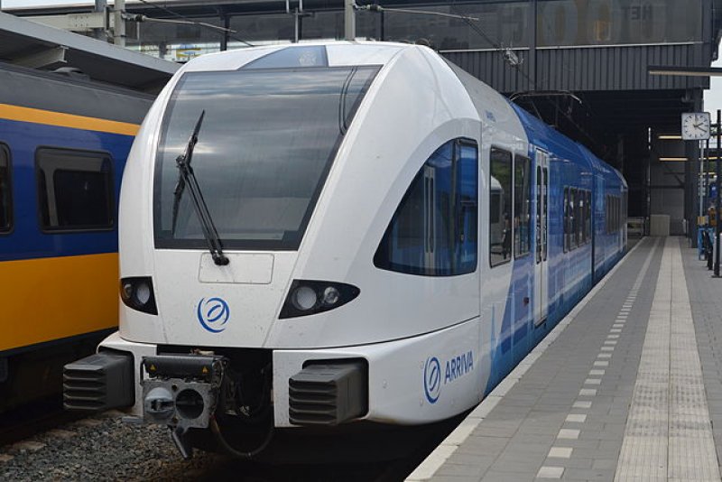 Treinstewards van Arriva worden straks ook van handboeien voorzien. (Foto: Alfenaar)