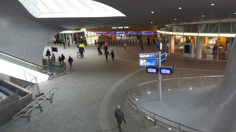 Controleactie tegen onveiligheid op Arnhem Centraal (Foto: Treinenweb)