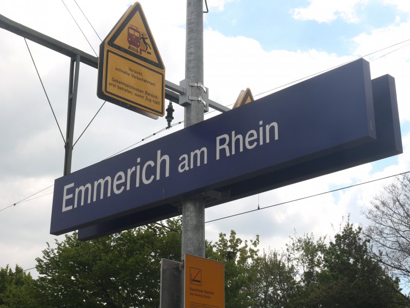 De plaatsing van OV-chipkaart paaltjes op en rond Emmerich heeft vertraging opgelopen. (Foto: Treinenweb)