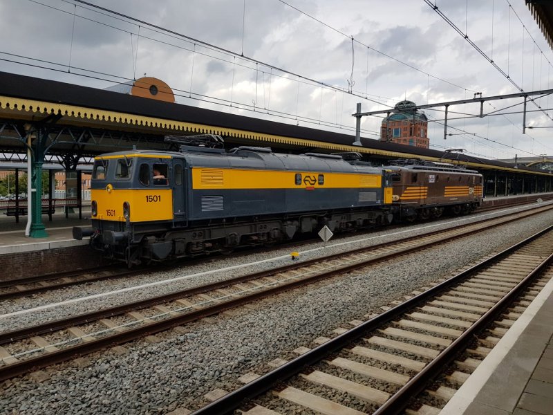 De 1501 wordt door de 1304 door 's Hertogenbosch gesleept (Foto: Ilja van Haren)