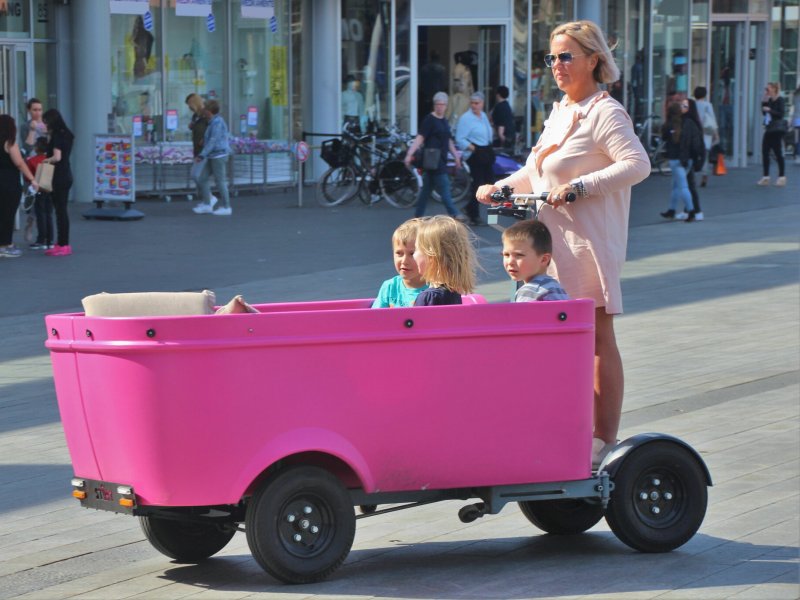 Een stint-voertuig waarin kinderen in vervoerd kunnen worden (Foto: Josbert Lonnee)