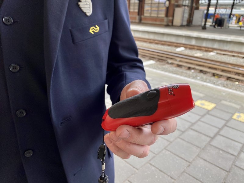 De nieuwe elektronische fluit van de NS-hoofdconducteurs (Foto: NS)