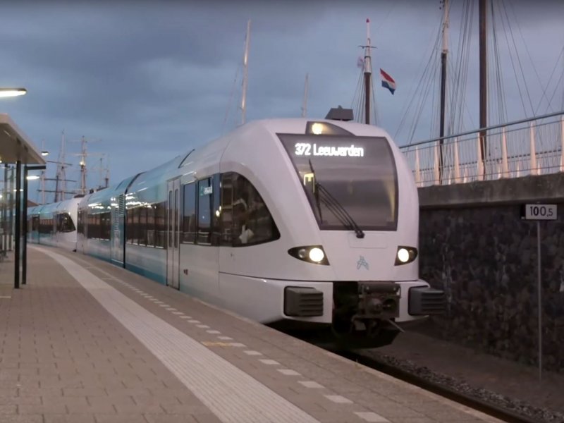 Een opgeknapte Arriva-trein in Harlingen Haven (Foto: Arriva)