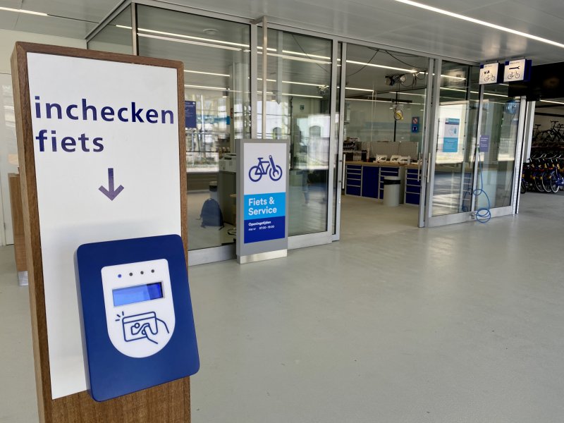 De toegang werkt via een in- en uitchecksysteem (Foto: NS)