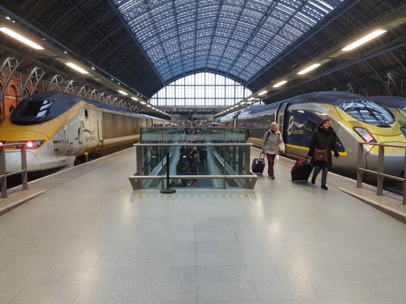Het station van London St. Pancras waar momenteel de Eurostar op binnenkomt, en uit zijn jasje dreigt te groeien. (Foto: Treinenweb)