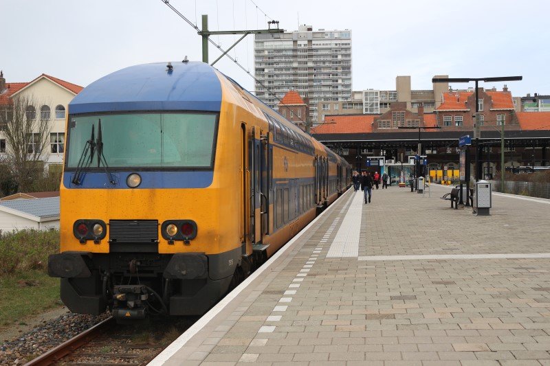 Een dubbeldekstrein op station Zandvoort (Foto: Treinenweb)