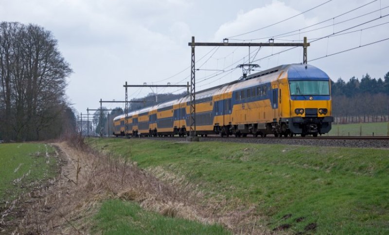 Een DDZ-dubbeldekstrein op het spoor. (Foto: Rob Dammers)