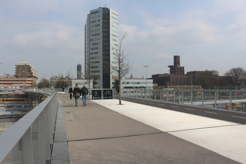 De Moreelsebrug naast Utrecht Centraal waar voetgangers en fietsers de sporen kunnen oversteken. (Foto: Treinenweb)