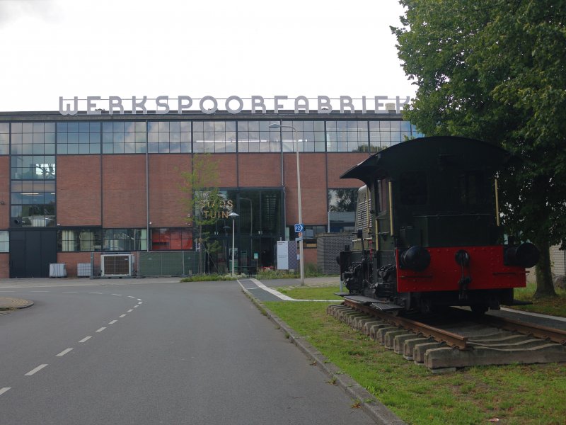 De Sik op zijn nieuwe plek voor de Werkspoorfabriek (Foto: Treinenweb)