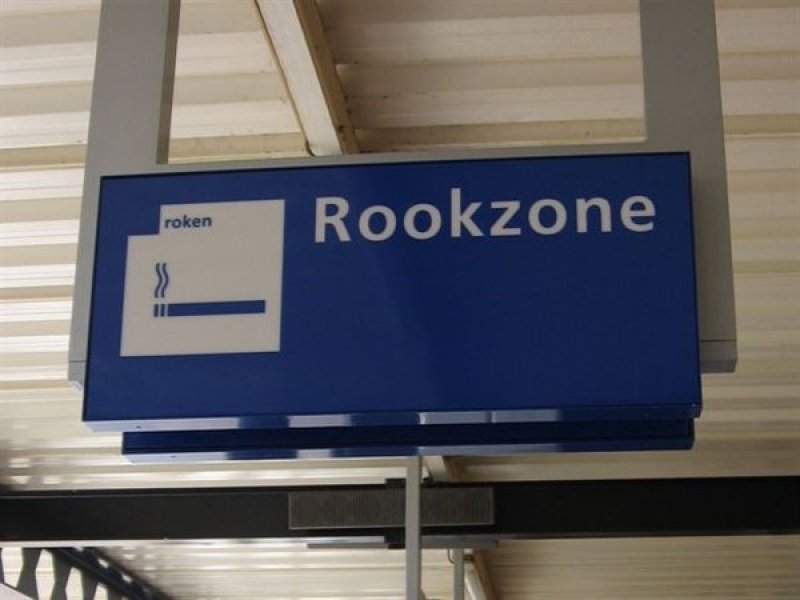 Een rookzone die je tegenwoordig niet meer op het station tegenkomt (Foto: Michiel1972)