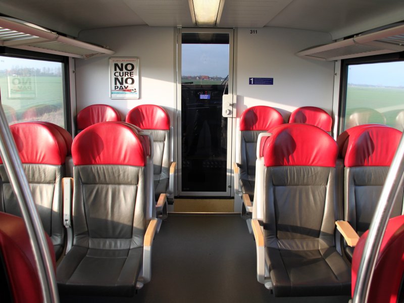 De eerste klas coupé van de Spurt-treinen in Noord-Nederland (Foto: Willem90)
