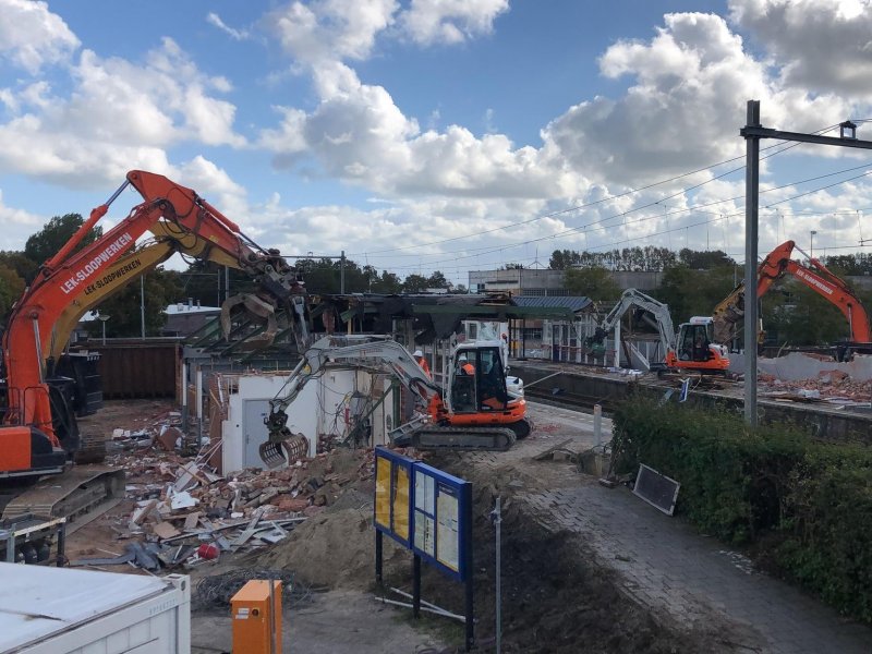 De sloop van het stationsgebouw van Alkmaar Noord is gestart (Foto: Thomas van der Meer)