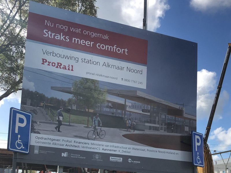 De sloop van het stationsgebouw van Alkmaar Noord is gestart (Foto: Thomas van der Meer)