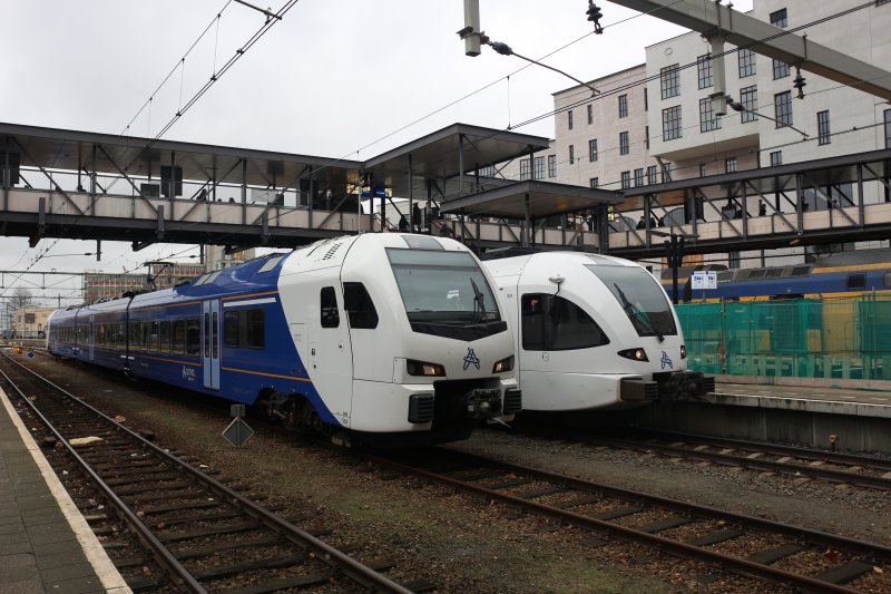 Een archieffoto van twee Arriva-treinen op station Heerlen (Foto: Treinenweb)