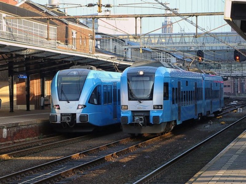 Twee treinstellen van Connexxion in Amersfoort. (Foto: Roel Hemkes)