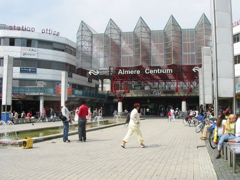 De zij-ingang (niet op de foto) van Almere Centrum zal buiten de spits worden gesloten. (Foto: Ellywa)