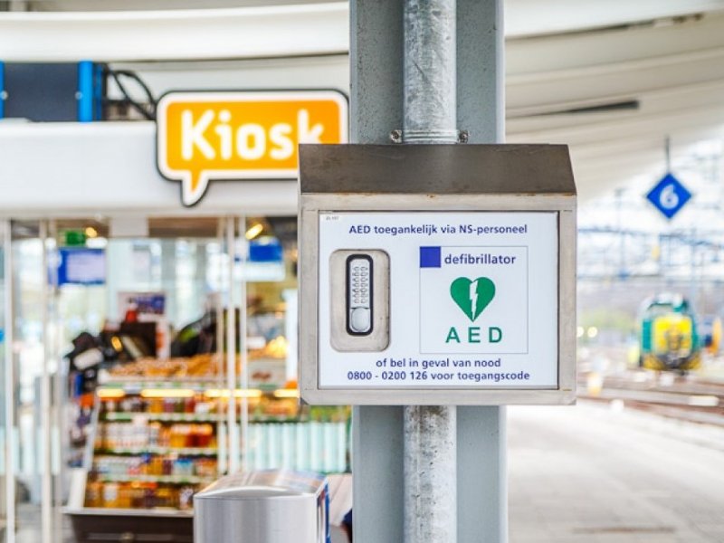 Vanaf 2021 is er op elk station een AED te vinden (Foto: NS)