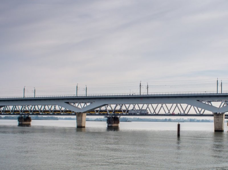 De Moerdijkbrug, een archieffoto met een rijdende trein. (Foto: Frans Berkelaar)