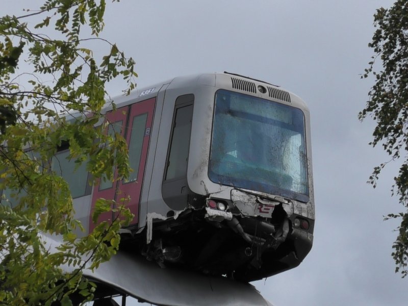 De metro die op de walvisstaart gestrand is (Foto: @Spotter_OV_Rdam (Twitter))