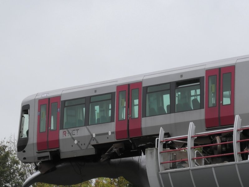 De metro die op de walvisstaart gestrand is (Foto: @Spotter_OV_Rdam (Twitter))