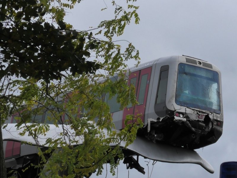 De metro die op de walvisstaart gestrand is (Foto: @Spotter_OV_Rdam (Twitter))