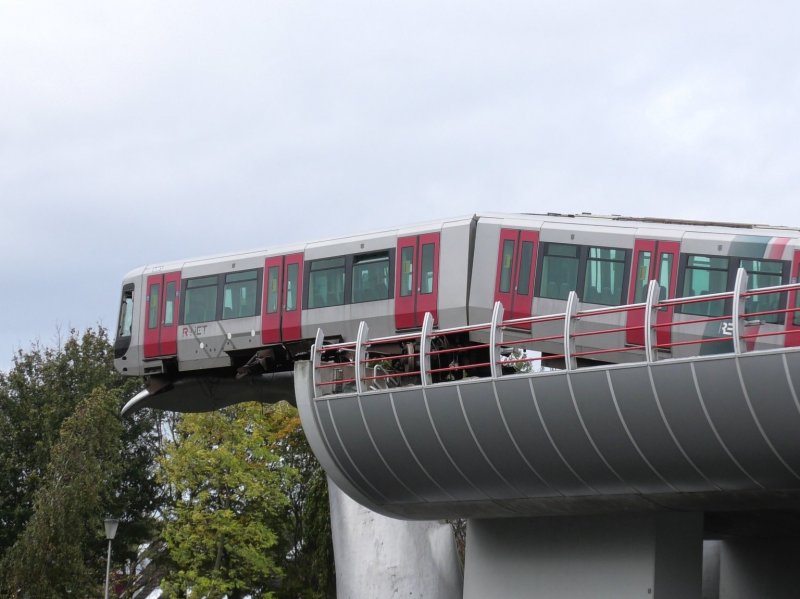 De metro die op de walvisstaart gestrand is (Foto: @Spotter_OV_Rdam (Twitter))