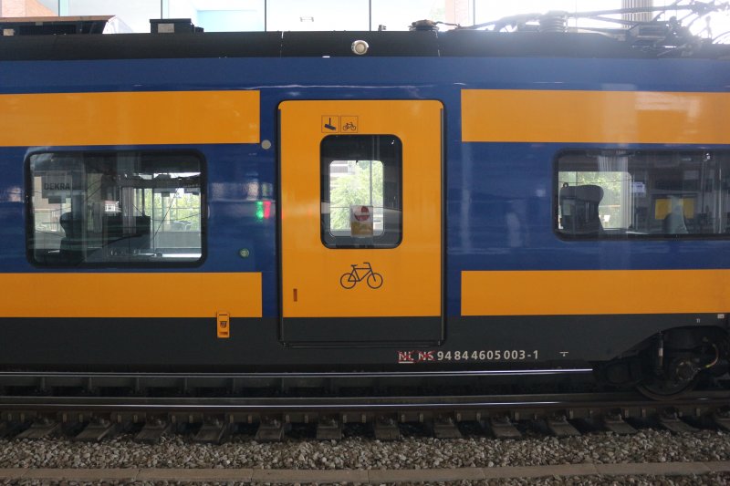 De enkele deuren bij de toegang tot de trein. Het is weer wat anders dan de dubbele zwenkdeuren die we gewend zijn.