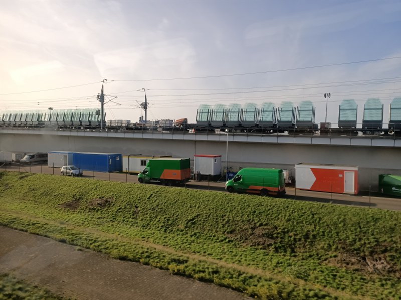 De aanleg van de windschermen in november op de Derde Moerdijkbrug. (Foto: Gertjan Stamer)