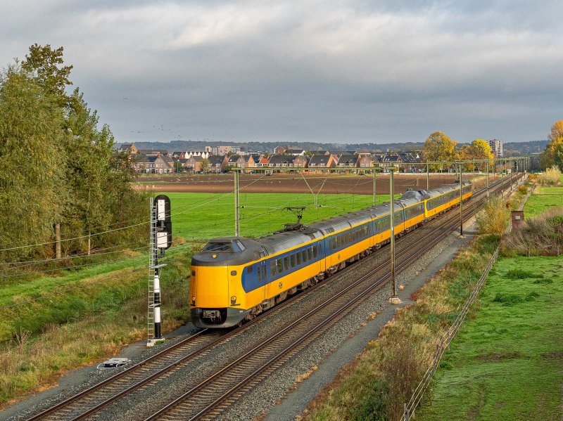 Een ICM tussen Arnhem en Elst op de IJssellijn onderweg naar Roosendaal. (Foto: Rob Dammers)