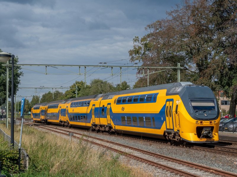 De NS zet een rondleiding door de werkplaats op veiling bij Radio 538. (Foto: Rob Dammers)