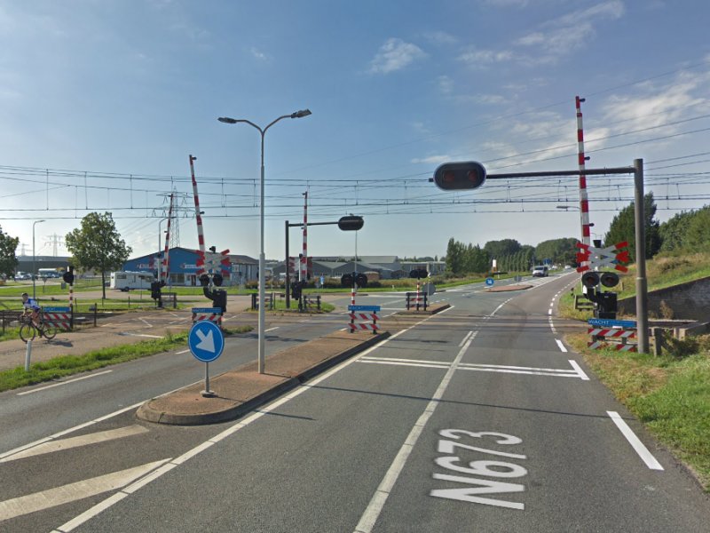 De spoorwegovergang aan de Zanddijk die plaats zal maken voor een viaduct (Foto: Google Maps)