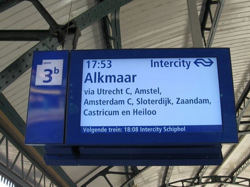 Een reisinformatiebord boven het perron (Foto: Fabian318 (Wikipedia))