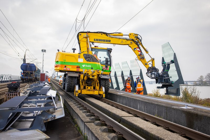 De aanleg van windschermen op de HSL-brug (Foto: ProRail)