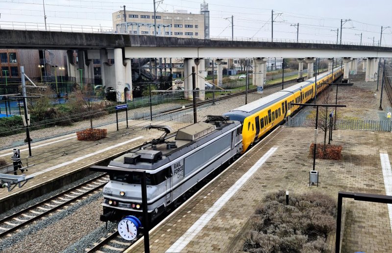 Het transport door Amsterdam Sloterdijk (Foto: Peter Eijkman)