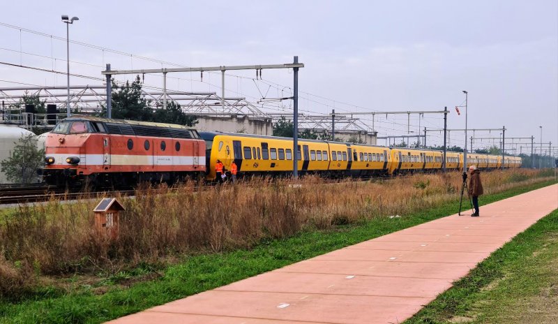 De overbrenging met een diesellocomotief naar het elektrische spoor in de Amsterdamse Houthaven (Foto: Peter Eijkman)