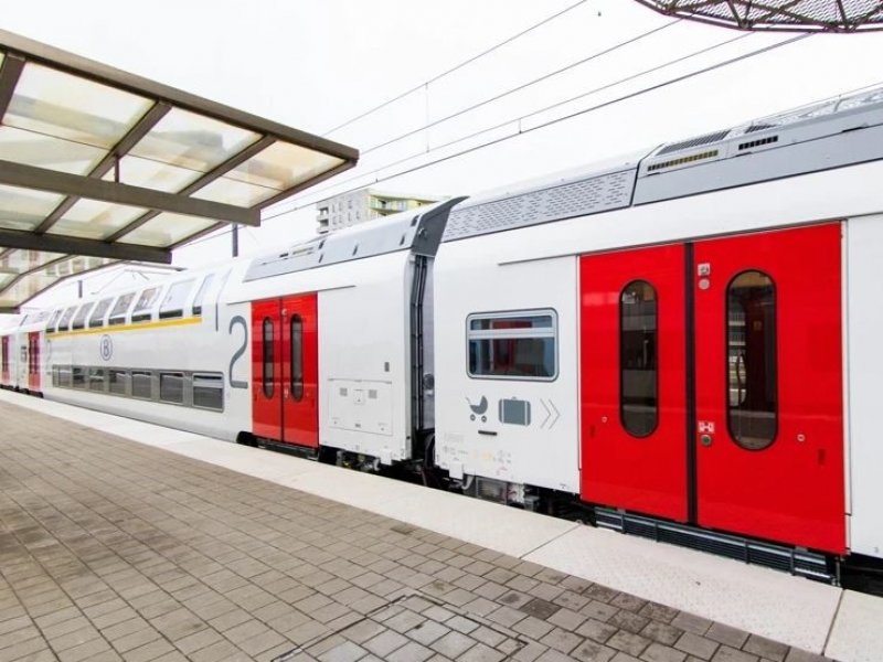 De nieuwe M7 tussenrijtuigen, kenmerkend aan brede deuren en grote cijfers. (Foto: NMBS)