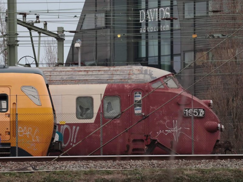 Het nostalgische TEE-treinstel naast een moderne NS-trein van het type DM'90 (Foto: Tim van der Leeuw)