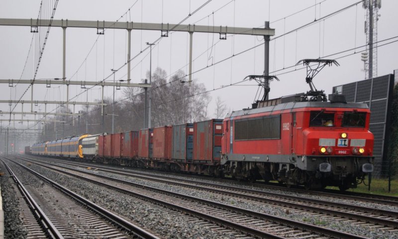 Het transport van de ICNG-stellen door RailExperts, tussen een aantal remwagens in (Foto: Clint Weijers)