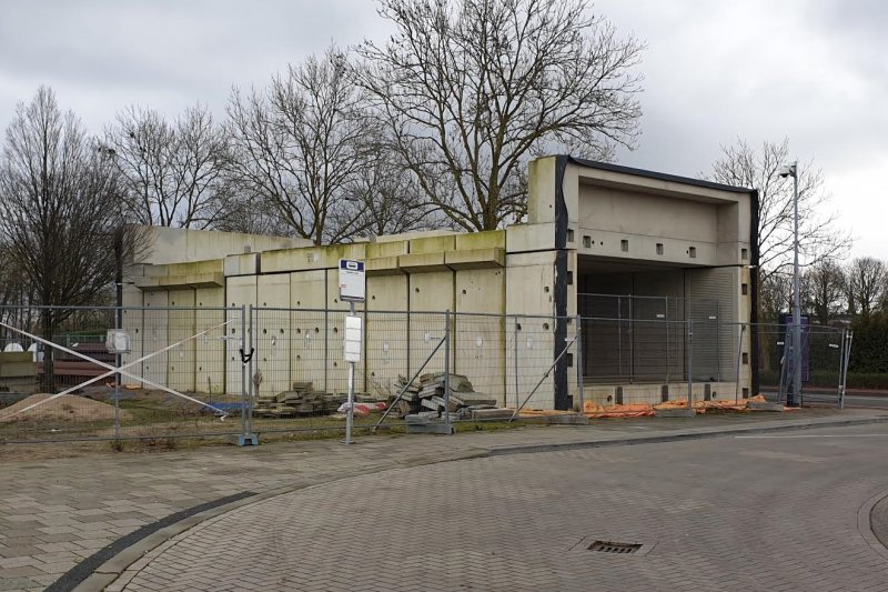 De tunneldelen die lange tijd naast het station lagen opgeslagen. (Rechten: Treinenweb.nl)