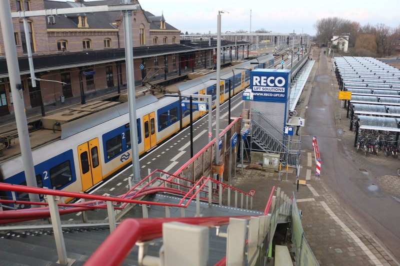 Een kijkje vanaf de traverse naar het perron van spoor 1.