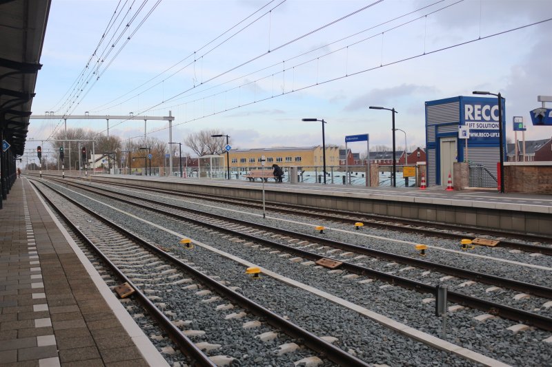 Het perron van spoor 1 welke je naar de richting van Utrecht brengt. Hier nog voorzien van een tijdelijke lift.