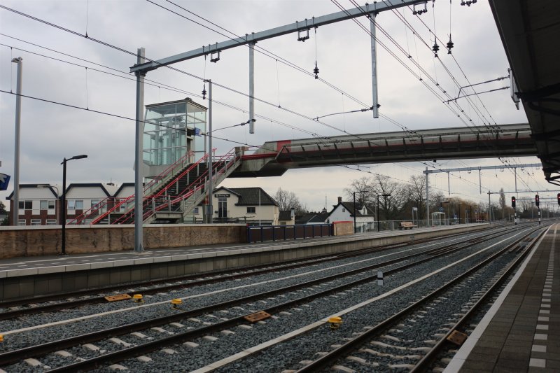 De oude traverse die na het openen van de reizigerstunnel zal verdwijnen.