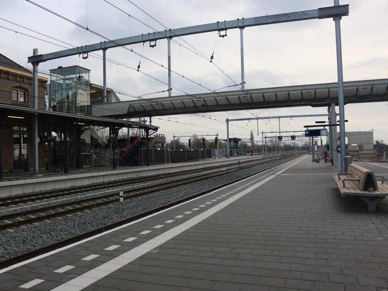 Het nieuwe perron van spoor 6 en 7 die erg ruim is.