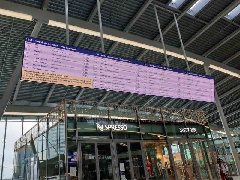 Het nieuwe grote vertrektijdenbord in Utrecht Centraal (Foto: Treinenweb)