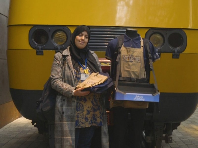 Railcateringmedewerker Laila draagt het uniform over aan het Spoorwegmuseum (Foto: NS)
