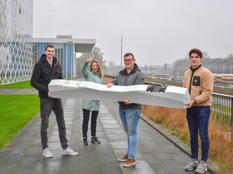 De duurzame dwarsligger die bij Windesheim gepresenteerd wordt (Foto: NS)