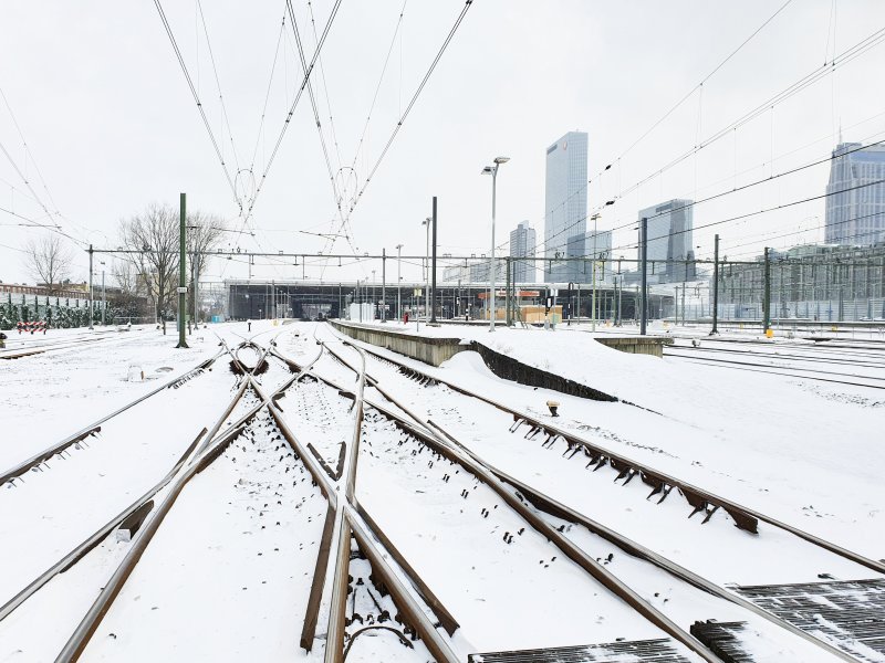 Ook op dinsdag rijdt de NS een dienstregeling met Sprinters vanwege de aanhoudende sneeuwoverlast (Foto: Robbert van Pelt)